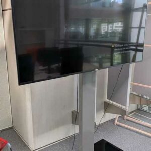 Moniteur 75 pouces de marque SONY modèle FW-75XE8501, avec son pied de marque Audipak. Localisation : 4 est (coursive)