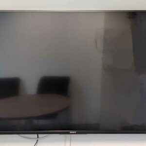 Moniteur 49 pouces de marque SONY modèle FW-49BZ35F vendu avec attache murale. Localisation : 2 est (2230)