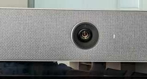 Système de visio conférence de marque CISCO modèle Cisco Webex Room Kit TTC7-23 comprenant enceinte avec caméra intégrée et tablette modèle TTC5-09. 2 unités. Vendu à l'unité avec faculté de réunion. Localisation : 7 ouest (7702, 7501)