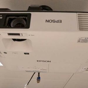 Vidéo projecteur de marque EPSON modèle EB-1980WU. Localisation : 1 ouest (1503)