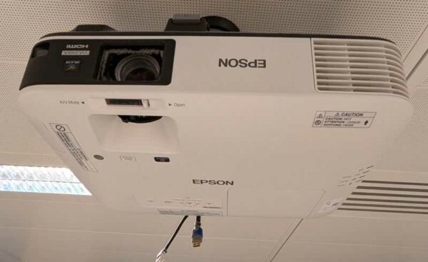 Vidéo projecteur de marque EPSON modèle EB-1980WU. Localisation : 6 est (6001)