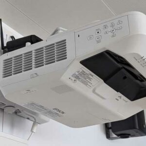 Vidéo projecteur de marque EPSON modèle EB1450UI, 3LCD WUXGA. Localisation : 4 est (4004)