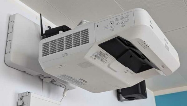 Vidéo projecteur de marque EPSON modèle EB1450UI, 3LCD WUXGA. Localisation : 4 est (4004)