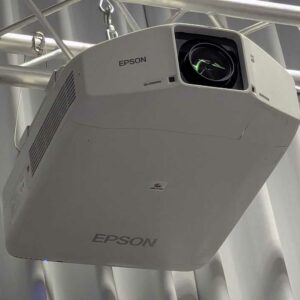 Video projecteur de marque EPSON modèle EB-Z10000U. Localisation : 7 est (audit)