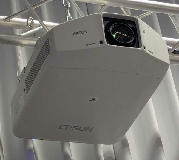 Video projecteur de marque EPSON modèle EB-Z10000U. Localisation : 7 est (audit)