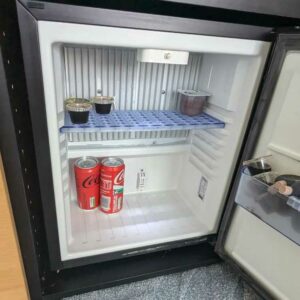 Mini bar de marque VitriFrigo modèle HC30, capacité 30 litres. 50 x 40 x 39,5 cm. Localisation : 7 ouest (7710)