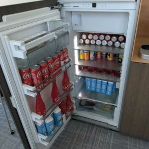 Réfrigérateur encastré avec compartiment congélation de marque Liebherr modèle IK 2364, capacité 211 litres. 122 x 56 x 60 cm. Localisation : 7 ouest (7708)