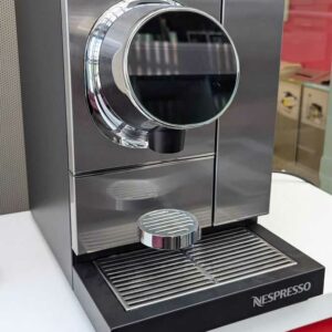 Machine à café de marque Nespresso modèle type 230 NP100 (ne s'allume pas). Localisation : 4ème (coursive)
