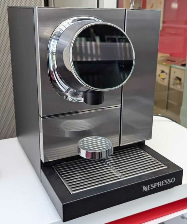 Machine à café de marque Nespresso modèle type 230 NP100 (ne s'allume pas). Localisation : 4ème (coursive)