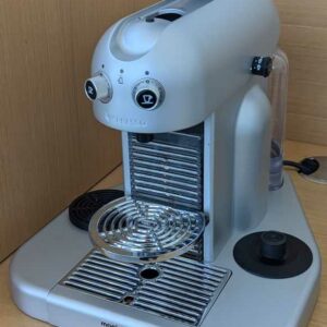 Machine à café de marque Magimix modèle M400 Milk, grise. Localisation : 7 ouest