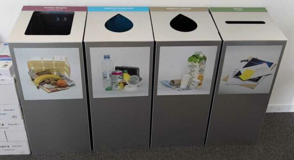 4 poubelles de tri sélectif de marque Naturen modèle Trinomad en aluminium, pliables, stockables à plat avec compartiments : papiers/ cannettes, plastiques / gobelets, cartons / autres déchets. 81 x 34,5 x 31 cm chaque. 30 unités. Vendu à l'unité avec faculté de réunion. Localisation : tous étages
