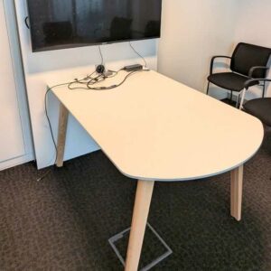 Table adossée en bois laqué blanc et pieds en bois naturel avec prise éléctrique intégréee. 155 x 155 x 120 cm. Localisation : 4 est