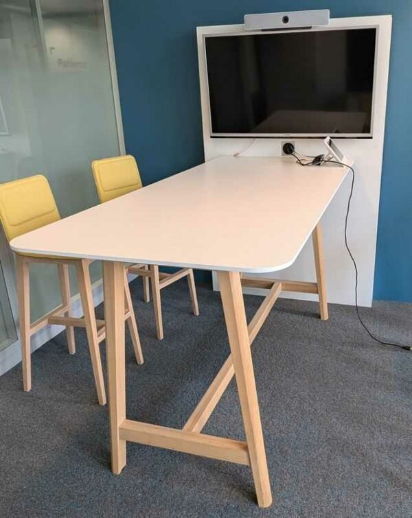 Table haute adossée en bois laqué blanc et pieds en bois naturel avec prise éléctrique intégréee. H 185 cm, diam table 105 x 200 x 90 cm. Localisation : 5 est