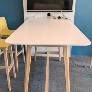 Table haute adossée en bois laqué blanc et pieds en bois naturel avec prise éléctrique intégréee. H 185 cm, diam table 105 x 200 x 90 cm. Localisation : 5 est – Image 2