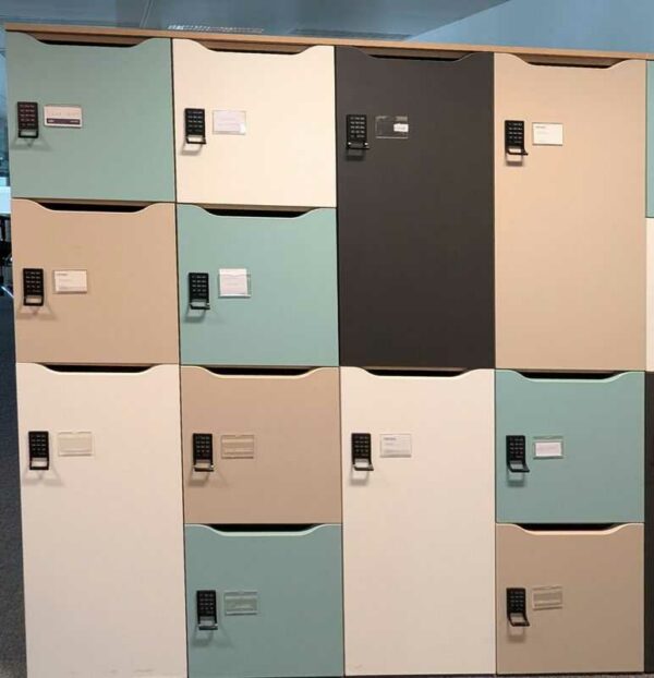 Casiers en bois laqué blanc, vert, beige, blanc à 12 compartiments. 183 x 180 x 50 cm. Localisation : 4 est