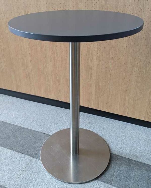 2 mange-debouts, plateau rond en bois stratifié gris anthracite reposant sur un pied colonne en acier chromé. 113 x 80 cm. Localisation : rdc hall