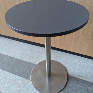 2 mange-debouts, plateau rond en bois stratifié gris anthracite reposant sur un pied colonne en acier chromé. 113 x 80 cm. Localisation : rdc hall – Image 2