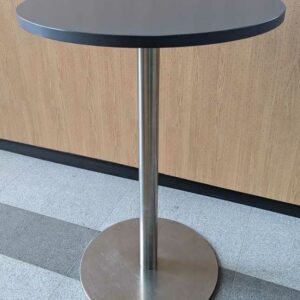 2 mange-debouts, plateau rond en bois stratifié gris anthracite reposant sur un pied colonne en acier chromé. 113 x 80 cm. Localisation : rdc hall
