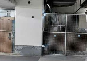 Cage en acier grillagé comprenant 5 panneaux, 5 piliers et 1 porte coulissante. H: 22 cm. L panneau : 150 cm. Largeur porte 280 cm. Système de rail suspendu + arrière ( H 150 cm Largeur 100 cm). Localisation : ssol -1 parking