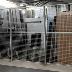Cage en acier grillagé comprenant 5 panneaux, 5 piliers et 1 porte coulissante. H: 22 cm. L panneau : 150 cm. Largeur porte 280 cm. Système de rail suspendu + arrière ( H 150 cm Largeur 100 cm). Localisation : ssol -1 parking – Image 3