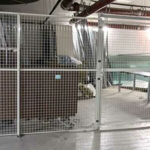 Cage en acier grillagé comprenant 5 panneaux, 5 piliers et 1 porte coulissante. H: 22 cm. L panneau : 150 cm. Largeur porte 280 cm. Système de rail suspendu + arrière ( H 150 cm Largeur 100 cm). Localisation : ssol -1 parking – Image 4