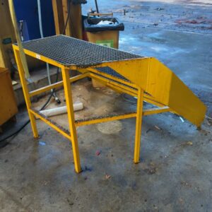 Escalier d'atelier en acier laqué jaune à 4 marches 86 x 100 x 125 cm – Image 2