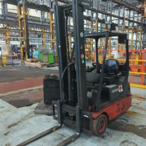 Chariot élévateur électrique de marque Fenwick une tonne 6 modèle E16C Mât duplex hauteur de levée 4 mètres. Vendu avec son chargeur électrique. Hauteur mât 470 cm tdl. Vendu en l'état , non testé.