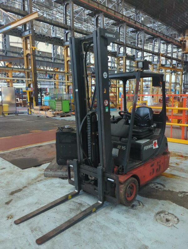 Chariot élévateur électrique de marque Fenwick une tonne 6 modèle E16C Mât duplex hauteur de levée 4 mètres. Vendu avec son chargeur électrique. Hauteur mât 470 cm tdl. Vendu en l'état , non testé.