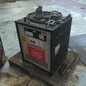Chariot élévateur électrique de marque Fenwick une tonne 6 modèle E16C Mât duplex hauteur de levée 4 mètres. Vendu avec son chargeur électrique. Hauteur mât 470 cm tdl. Vendu en l'état , non testé. – Image 4