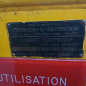 Tracteur/chariot électrique de marque Fenwick à plateau type KF201N. Charge utile 2000 kg. Avec chargeur – Image 3