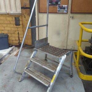 Petite plateforme individuelle de marque Aba en aluminium à 3 marches. 163 x 69 x 90 cm. 2 unités vendues avec faculté de réunion. – Image 2