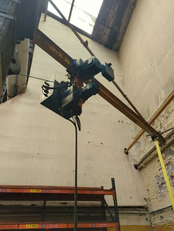 Palan électrique de marque Demag. Charge 250 kg