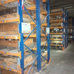 8 racks à palettes de marque Duwic largeur d'une baie 320 cm hauteur 400 cm.