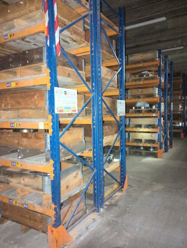 8 racks à palettes de marque Duwic largeur d'une baie 320 cm hauteur 400 cm.