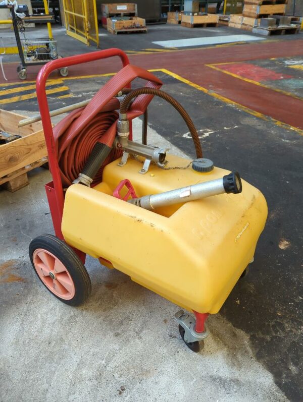 Cuve mobile de marque Seproma sécurité. capacité 100 litres. avec lance et tuyau.  2 unités vendues avec faculté de réunion.