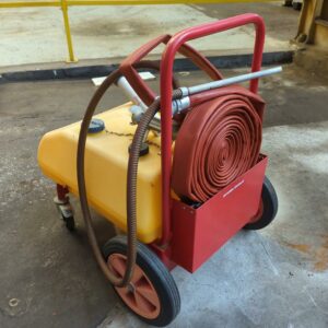 Cuve mobile de marque Seproma sécurité. capacité 100 litres. avec lance et tuyau.  2 unités vendues avec faculté de réunion. – Image 3