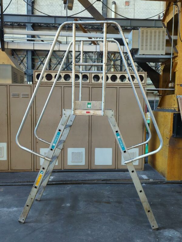 Gazelle de marque Zarges à 2 fois 5 marches. Charge max 150 kg. Hauteur 265 cm