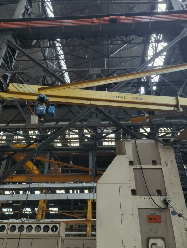 Palan de marque Demag. Charge 1000 kg.