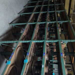 16,7 mètres linéaires de rayonnage en acier laqué vert, plateaux en bois. Hauteur 225 cm. Profondeur : 50 cm. Largeur :
 423 + 418 + 415 (x 2 / recto verso) – Image 2
