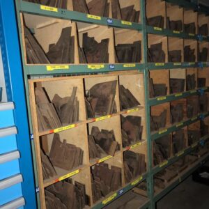 7,3 mètres linéaires de rayonnage, plateaux aménagés en casiers. Hauteur 232 cm. Profondeur 50 cm. Largeur : 105 + 210 + 210 + 210. – Image 2