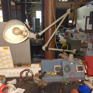 Etabli avec 3 caissons à tiroirs, étau et lampe d'architecte de marque Jielde.
91 x 300 x 80 cm (bât 30) – Image 3