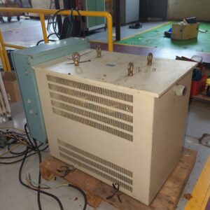 Transformateur d'isolement de marque Legrand type 7920AA. 83 x 110 x 60 cm. (bât 30)