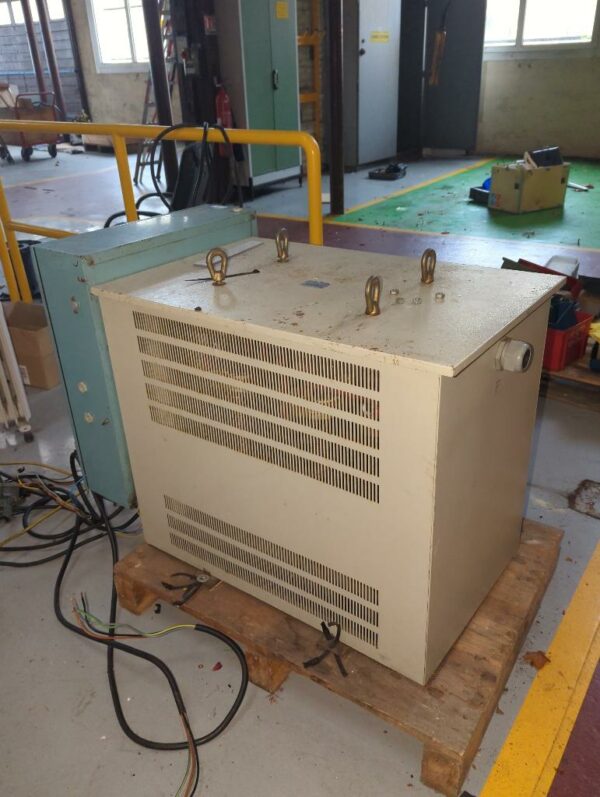Transformateur d'isolement de marque Legrand type 7920AA. 83 x 110 x 60 cm. (bât 30)