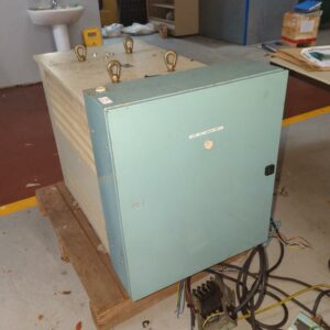 Transformateur d'isolement de marque Legrand type 7920AA. 83 x 110 x 60 cm. (bât 30) – Image 2