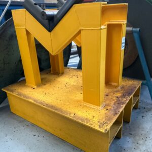 Porte-pièce d'usinage en métal jaune. 70 x 80 x 60 cm