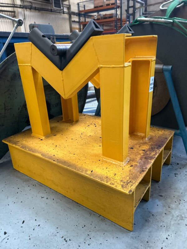 Porte-pièce d'usinage en métal jaune. 70 x 80 x 60 cm