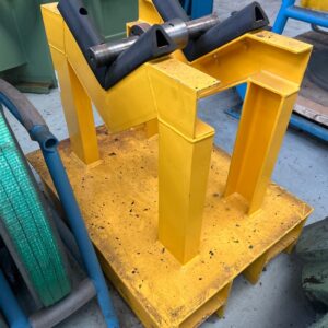 Porte-pièce d'usinage en métal jaune. 70 x 80 x 60 cm – Image 2