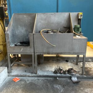 Bac de lavage métallique 2 cuves avec pompe centrifuge de marque KSB modèle Lubricoupe. 140 x 170 x 45 cm