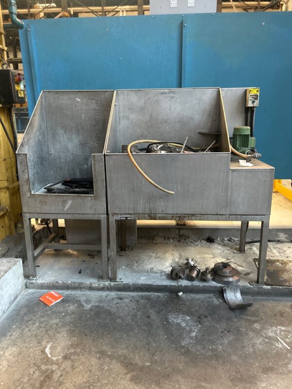 Bac de lavage métallique 2 cuves avec pompe centrifuge de marque KSB modèle Lubricoupe. 140 x 170 x 45 cm