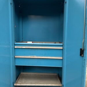 Armoire métallique bleu de marque Lista à 2 portes avec 4 tiroirs coulissants. 200 x 110 x 64 cm, soubassement abîmé à redresser – Image 3